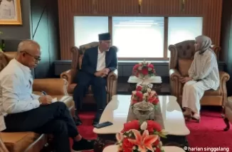Gubernur Sumatera Barat Mahyeldi Ansharullah berdiskusi dengan Garuda Indonesia tentang penerbangan jemaah haji dari Embarkasi Padang, Sumatera Barat, Jumat (31/5/2024).Yose