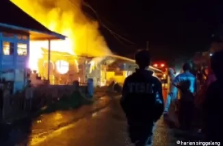 Kebakaran satu unit rumah semi permanen di Jorong Surau Kamba Nagari Ampang Gadang Kecmatan Ampek Angkek, Agam. (kasnadi)