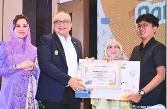 Pj Walikota Padang Andree Algamar serahkan piagam pemenang Festival Videoklip dan Video Promosi Pariwisata Kota Padang 2024