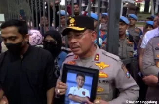 Kapolda Sumbar Irjen Pol Suharyono memeluk foto Afif Maulana yang dibawa oleh orangtuanya, saat unjuk rasa di depan Mapolda Sumbar, Rabu (26/6). Deri oktazulmi