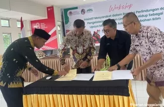 Penandatanganan nota kesepahaman (MoU) antara KKI Warsi dan Pemkab Limapuluh Kota untuk kerja sama dalam pengelolaan sumber daya dan lingkungan hidup di Kantor Bupati Limapuluh Kota pada Kamis 6 Juni 2024.Ist