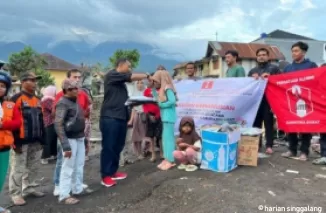 PEDULI : Ketua DPD PA GMNI Sumatra Barat Yogi Yolanda saat menyerahkan bantuan pada korban banjir lahar dingin di Kabupaten Agam, Selasa (11/6/2024).