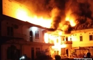 Kebakaran rumah wakil ketua DPRD Kabupaten Dharmasraya, Adi Gunawan. (ist)