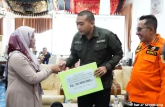 Wakil Gubernur (Wagub) Sumatra Barat Audy Joinaldy memberikan bantuan sebesar Rp50 juta kepada ahli waris korban banjir bandang dan galodo yang belum ditemukan, Sabtu (8/6/2024) di Gedung Indojolito Batusangkar. (ist)