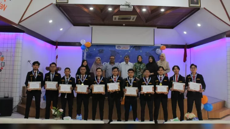 12 Awardee Bright Scholarship Batch 6 Padang Raih Gelar Sarjana di BRI Corporate University Padang