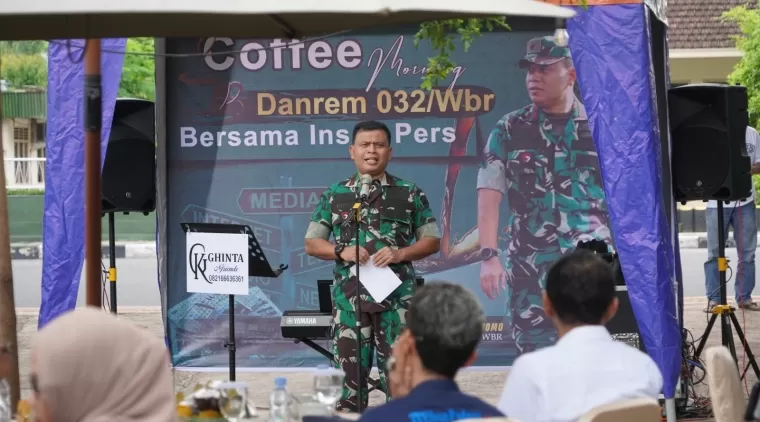 Danrem 032/Wirabraja, Brigjen TNI Wahyu Eko Purnomo, SIP., saat memberikan sambutan pada coffee morning. (ist)