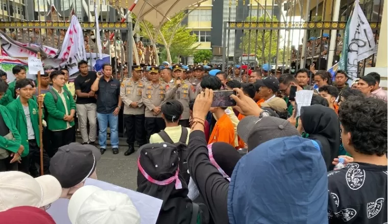Seratusan mahasiswa yang tergabung dalam aliansi BEM Sumatera Barat mendatangi Mapolda Sumbar, Kamis (4/7). Kedatangan mahasiswa itu menuntut kinerja kepolisian Sumatera Barat lebih profesional.