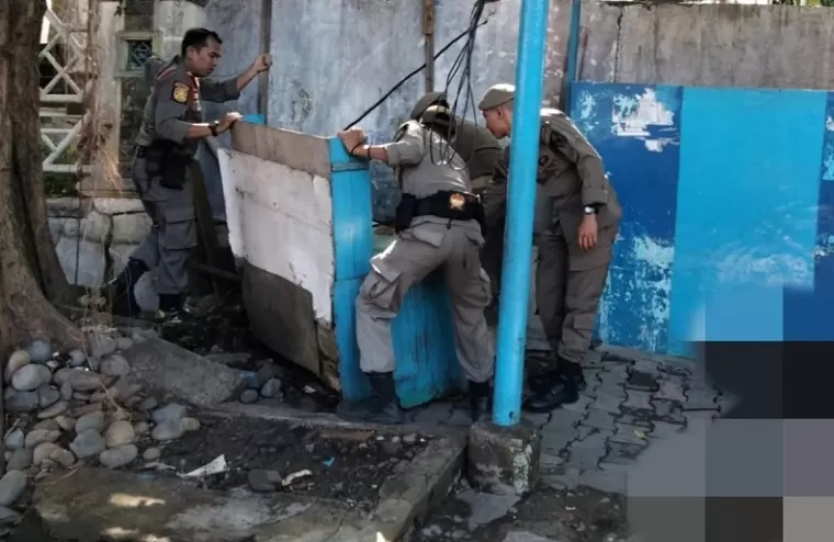 Bangunan Liar di Belakang Kantor Gubenur Ditertibkan