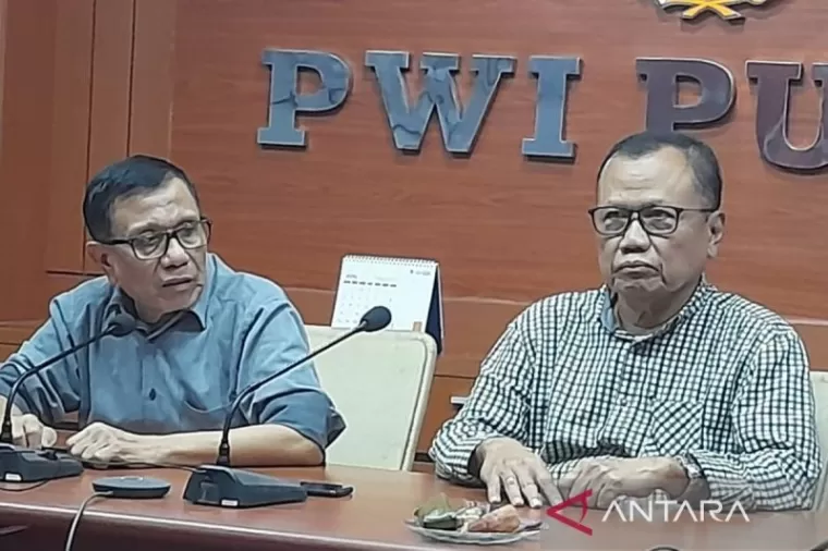 Dewan Kehormatan Berhentikan Ketua Umum PWI Hendry Ch Bangun