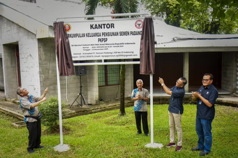 Direktur Utama PT Semen Padang Indrieffouny Indra resmikan kantor Perkumpulan Keluarga Pensiunan Semen Padang (PKPSP) di Komplek PT Semen Padang L.150 Nomor 12, Rabu (10/7/2024).