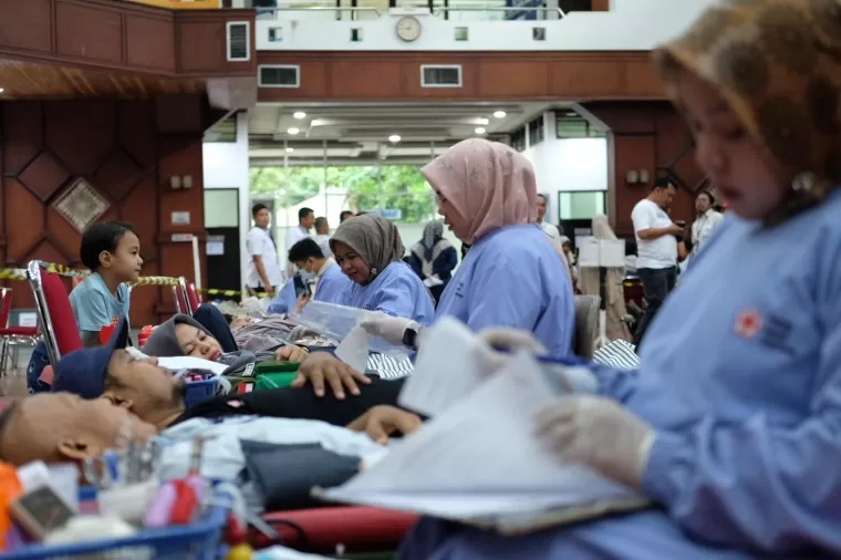 Peserta donor darah dalam rangka memperingati HUT ke-66 Pengambilalihan Pabrik dari Belanda, PT Semen Padang di Gedung Serba Guna (GSG) PT Semen Padang, Rabu (10/7/2024).Ist