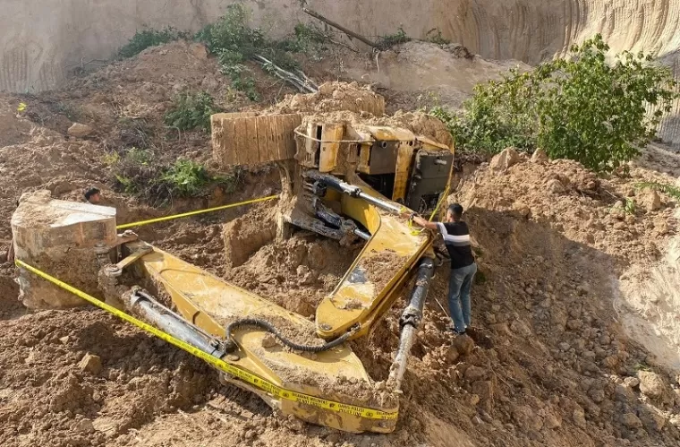 Satu unit eskavator yang tertimbun longsor akibat longsor di lokasi tambang galian tanah di Padang Pariaman. (ist)