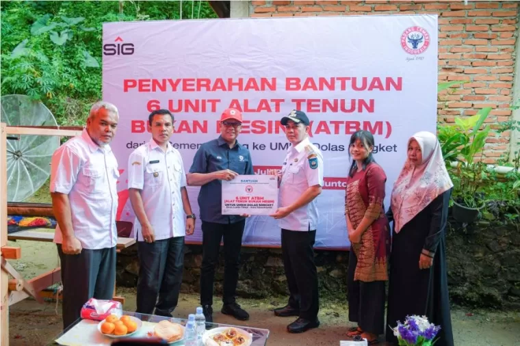 Direktur Utama  PT Semen Padang Indrieffouny Indra, menyerahkan bantuan 6 unit Alat Tenun Bukan Mesin (ATBM) kepada Dolas Songket di Dusun Guguak Palam, Desa Lunto Timur, Kecamatan Lembah Segar, Kota Sawahlunto, Rabu (3/7/2024) pagi.Ist