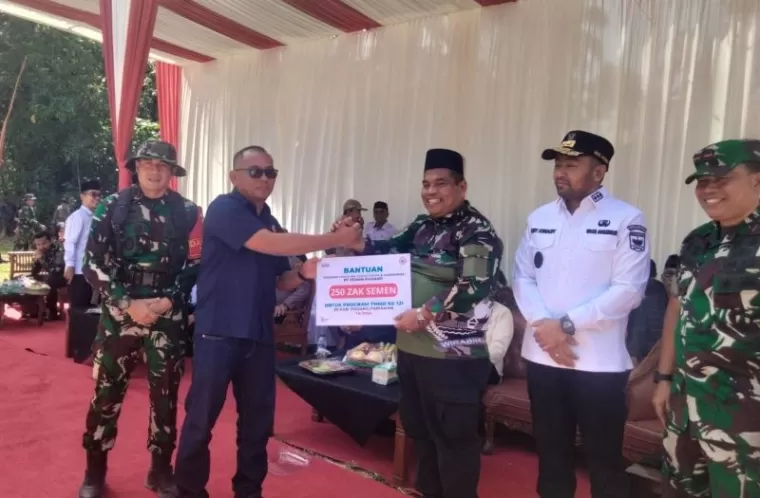 Staf Program Pendanaan UMKM Unit CSR PT Semen Padang Yulhelmus simbolis serahkan bantuan PT Semen Padang diterima Bupati Padang Pariaman Suhatri Bur.ist