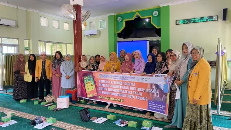 Pelatihan edukasi literasi keuangan dan literasi digital yang diadakan tim pengabdian masyarakat Universitas Negeri Padang (UNP) bagi ibu-ibu Majelis Taklim Asy Syifa Kompleks Villa Anggrek Kel.Balai Gadang, Kec.Koto Tangah Kota Padang, Sabtu (20/7). (ist