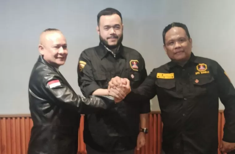 Fadly Amran bersama Ketua DPD GRIB Jaya Sumbar H Anto Barat (kiri). (Ist)