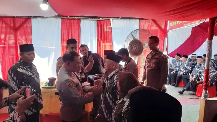 Kapolda Sumbar, Irjen Polisi Suharyono memasangkan tanda jasa pada pensiunan Polri dalam rangka HUT ke-25 PP Polri Cabang Padang, Rabu (3/7) di Lolong, Padang.ist