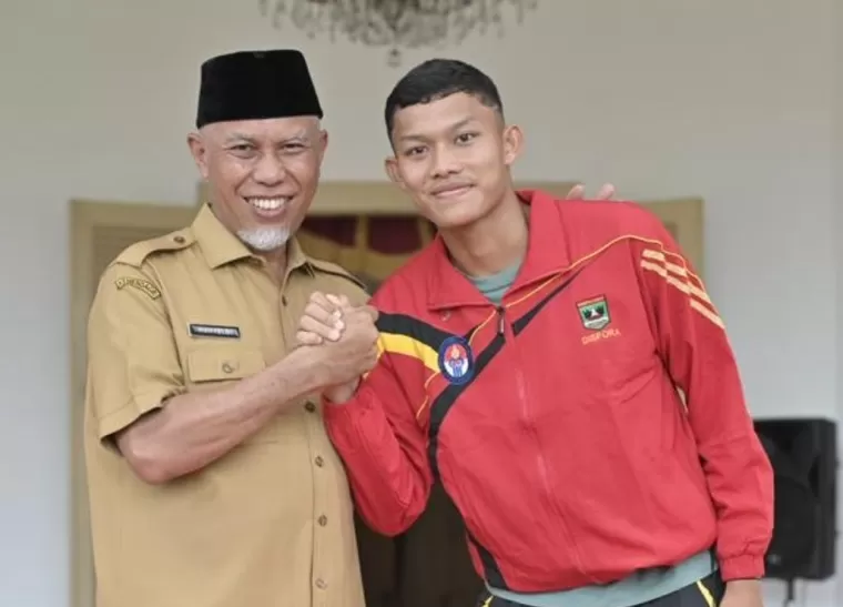 Gubernur Mahyeldi saat menerima Kiper Terbaik Piala AFF U-19 2024, Ikram Alghifari di Auditorium Gubernuran Sumbar.Ist