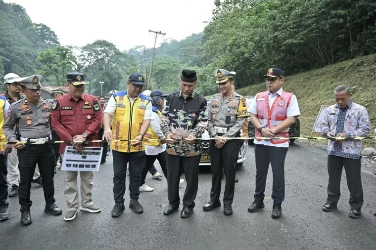 Jalan nasional Lembah Anai resmi dibuka dan dilakukan uji coba, Kamis (18/7). (ist)