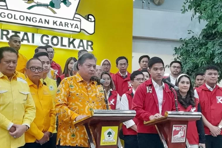 Ketua Umum Partai Golkar Airlangga Hartarto bersama Kaesang Pangarep. (Foto: Kabar24 - Bisnis.com)