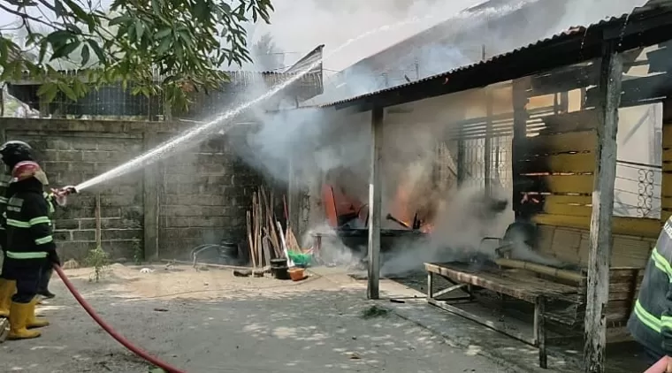 Kebakaran di Padang Timur: Rumah, Sekolah, dan Musala Jadi Abu