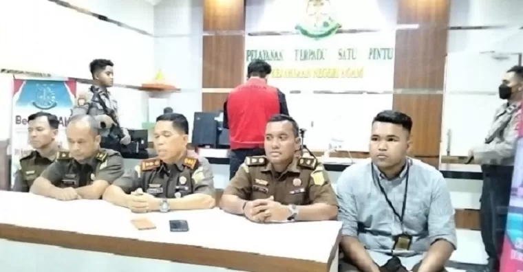 Kepala Kejaksaan Negeri Agam Burhan, SH, MH, didampingi Kasi Pidsus Riki Supriadi, SH dan lainnya saat jumpa pers kasus korupsi pembangunan gedung layanan Perpustakaan Kabupaten Agam di kantor kejaksaan setempat, Senin (29/7). (foto: Mursyidi)