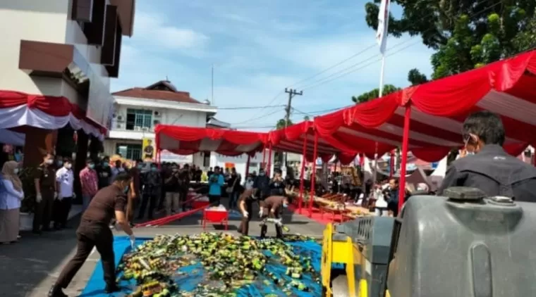 Kejari Padang Musnahkan Ribuan Botol Jamu Ilegal Perkara Pidana