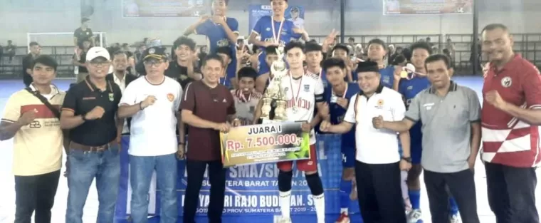 Anggota DPRD Sumbar, Evi Yandri Rj Budiman menyerahkan hadiah utama pada tim futsal SMAN 14 Padang usai menumbangkan SMAN I Lubuk Alung.Ist