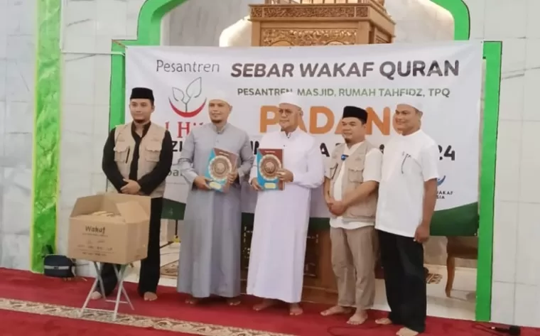 Penyaluran bantuan mushaf Al-Quran dari LAZ Al-Hilal dan GIS Peduli kepada kaum muslimin Sumbar yang difasilitasi Paguyuban Warga Sunda Sumatera Barat. ist