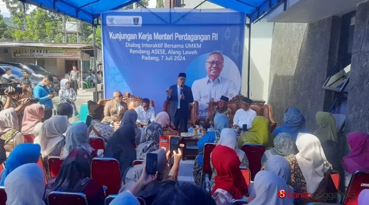 Menteri Perdagangan RI Zulkifli Hasan saat memberikan motivasi bagi pelaku usaha mikro kecil dan menengah (UMKM) di Kota Padang di pusat produksi dan penjualan Randang Asese, Jl. Thamrin No.14, Kelurahan Alang Laweh, Kecamatan Padang Selatan, Minggu (7/7)