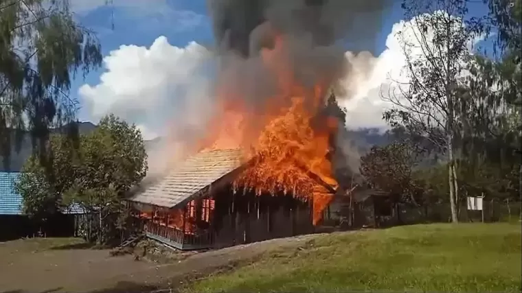 Organisasi Papua Merdeka (OPM) membakar Gedung SD Okbab di Pegunungan Bintang, Papua Pegunungan. (Foto: VOA)