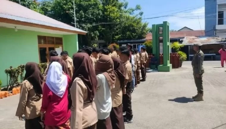 Puluhan pelajar diamankan Pol PP Padang saat nongkrong di kafe pada jam belajar. (ist)