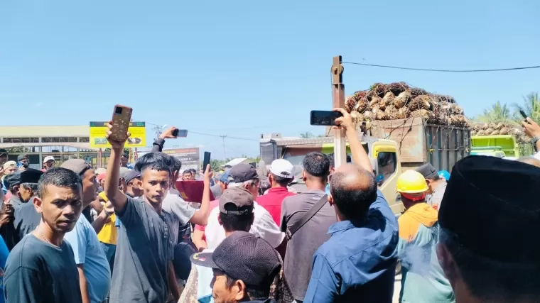 Sejumlah masyarakat menghadang truk bermuatan sawit di gerbang PT LIN di Kinali, Pasaman Barat. (ist)