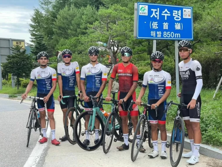 TC KORSEL- Khalifatul Umar Sidiq (4 dari kiri) atlet balap sepeda Sumbar yang sudah mulai jalani TC di World Cycling Centre di Korea Selatan. (ist)