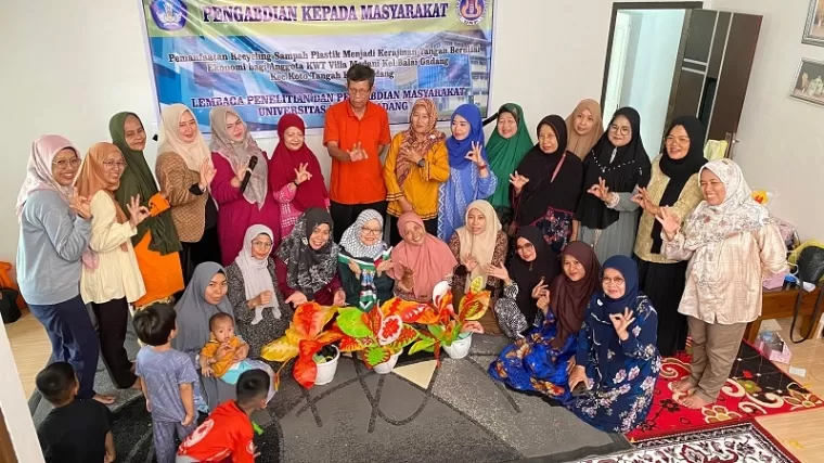 Pelatihan mendaur ulang sampah plastik oleh tim PKM Fakultas Ekonomi dan Bisnis Universitas Negeri Padang bagi anggota KWT Villa Madani, Sabtu (27/7). (mes)