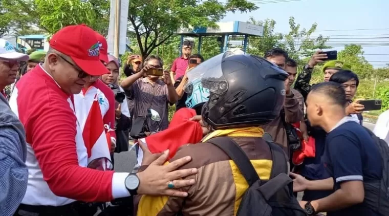 Pemko Padang Bagikan 15.355 Bendera Merah Putih