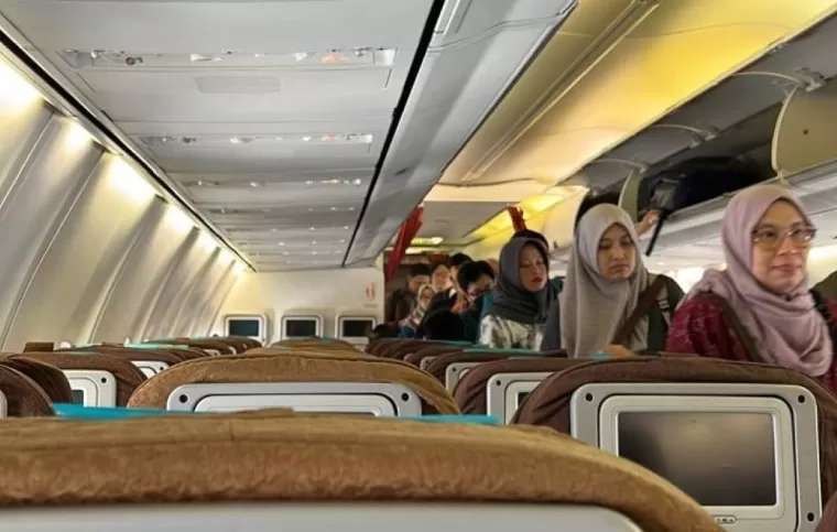 Kondisi penumpang di pesawat penerbangan Garuda Indonesia GA 535, dari Syamsuddin Noor Banjarmasin ke Soekarno Hatta, Cengkareng.Kj