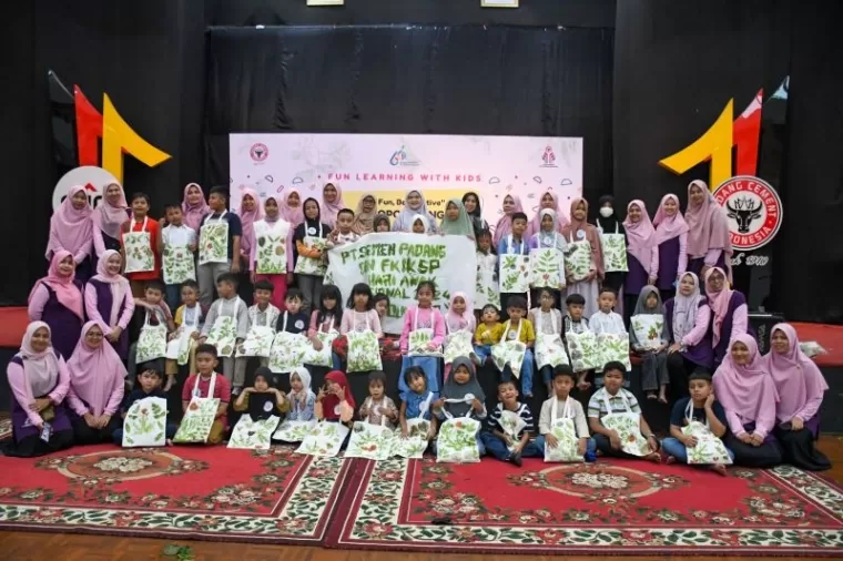 FKIKSP menggelar kegiatan Fun Learning With Kids berupa Kelas Ecopounding dengan tema &quot;Be Fun, Be Creative-Ecopounding, Let's Make Art We Nature&quot; di Gedung Serba Guna (GSG) PT Semen Padang, Minggu (14/7/2024).Ist