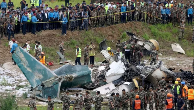 Sebuah pesawat kecil Saurya Airlines tergelincir dari landasan pacu saat lepas landas dari Kathmandu menuju Pokhara, Nepal. (Foto: Media Sosial X)