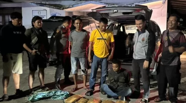 Timsus Ditresnarkoba Polda Sumbar berhasil mengamankan pelaku berikut dengan barang bukti 16 kilogram ganja kering yang akan diedarkan di Bukittinggi.