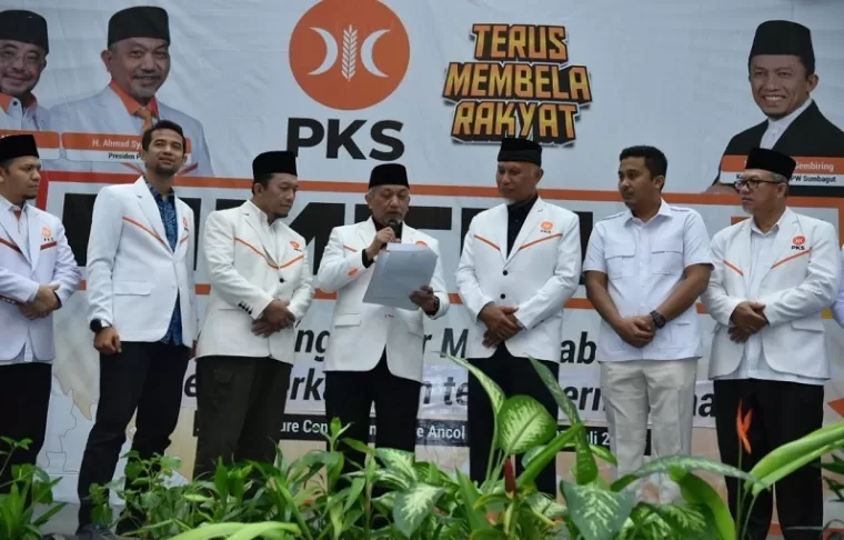 Presiden PKS Serahkan Langsung SK Mahyeldi-Vasco