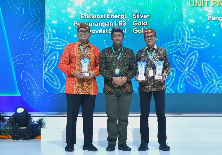 Dirut PT Semen Padang Indrieffouny Indra penghargaan pada ajang Environmental and Social Innovation Awards (ENSIA) 2024 di Bali, Rabu (31/7/2024). PT Semen Padang meraih 3 penghargaan pada puncak acara ENSIA 2024 tersebut.Ist