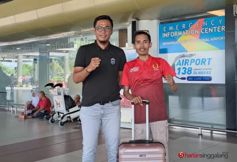 LEPAS -  Pelatih balap sepeda Idris Purnama Kasih (kanan) saat dilepas Wasekum Pengprov ISSI Sumbar Arif Budiman di BIM, Padang Pariaman, Kamis (18/7). (ist)