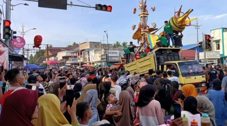 Ribuan warga tampak menyaksikan prosesi 'Tabuik Naiak Pangkek' di Simpang Tuguh Tabuik, Kota Pariaman, Minggu (21/7) pagi.