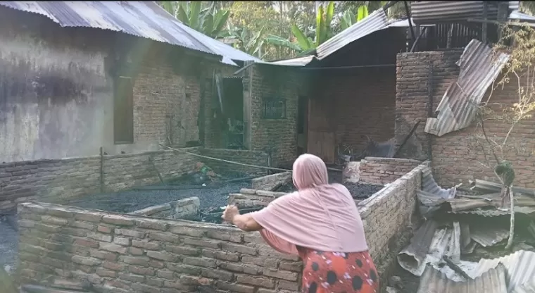 Satu unit rumah semi permanen di Korong Sungai Jilatang,  Nagari Campago Barat, Kecamatan V Koto Kampung Dalam, terbakar,  Jumat (26/7) dinihari. (agussuryadi)