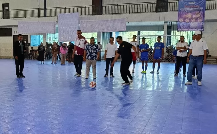 Kadis Pendidikan Sumbar, Barlius dan Anggota DPRD Sumbar, Hidayat membuka kejurda futsal antar SMA sederajat se- Sumbar, Jumat (26/7/2024).Ist