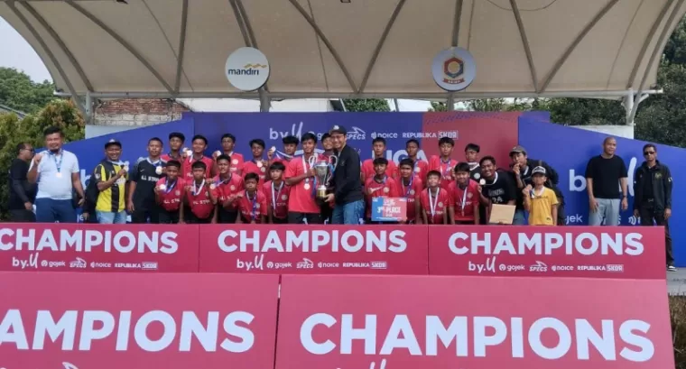 PERINGKAT 3 - Direktur Liga Topskor Yusuf Kurniawan (Yuke) menyerahkan Piala Peringkat 3 kepada kapten SSB Padang Peduli U-14, Musa Rafif Zamzami usai laga di Lapangan ATG, Sentul, Kabupaten Bogor, Minggu (14/7). (ist)