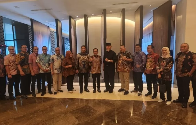 Gubernur Mahyeldi saat bertemu jajaran Direksi PT Semen Indonesia dan PT Semen Padang di Fairmont Hotel Senayan Jakarta, Kamis (25/7/2024).Ist