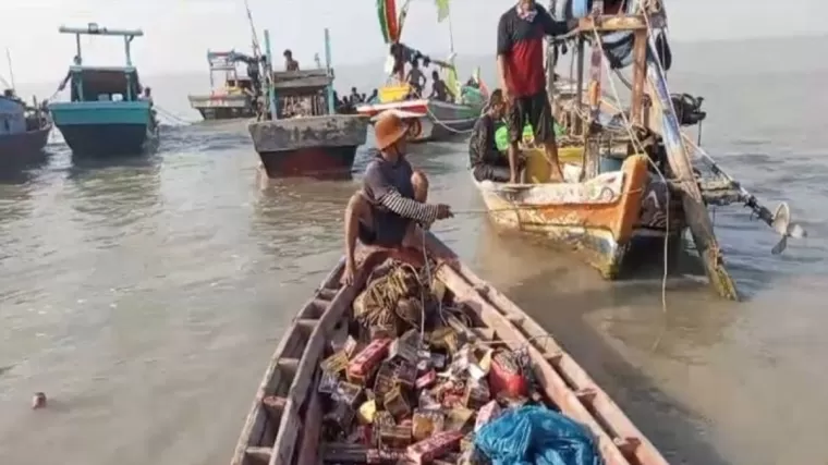 Sejumlah nelayan di Lampung Selatan berebut rokok. (Foto: VOA)