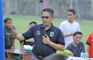 Anggota DPRD Sumbar, Evi Yandri Rajo Budiman pada kejuaraan sepakbola kelompok umur se Kota Padang 2023.Ist